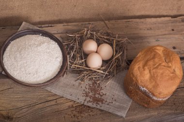 Köy, yumurta ve un dolu bir masada taze pişmiş ekmek. Ekmek Pişirme Oyunları