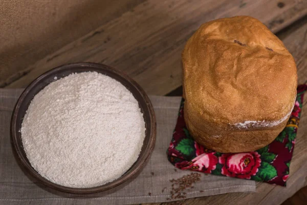  Köy, yumurta ve un dolu bir masada taze pişmiş ekmek. Ekmek Pişirme Oyunu