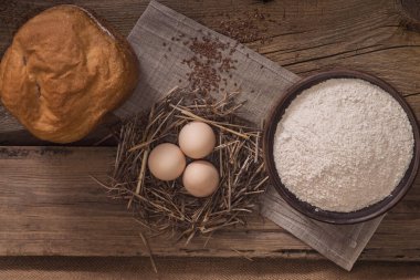 Köy, yumurta ve un dolu bir masada taze pişmiş ekmek. Ekmek Pişirme Oyunları