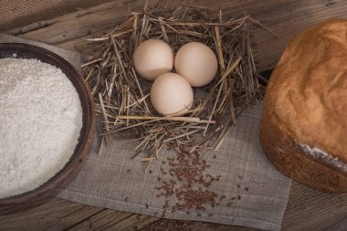 Köy, yumurta ve un dolu bir masada taze pişmiş ekmek. Ekmek Pişirme Oyunları