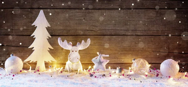Białe Boże Narodzenie dekoracje z światła na tle naturalne drewniane — Zdjęcie stockowe