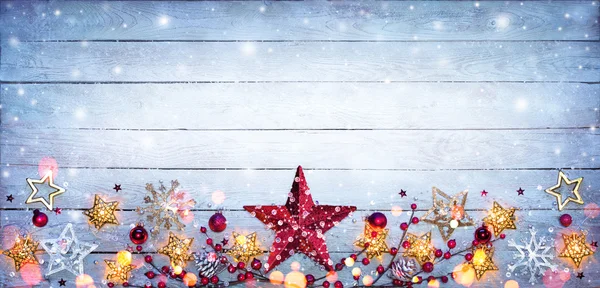 Weihnachtsbordüre - Sternenschmuck auf schneebedeckter Planke — Stockfoto