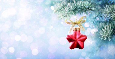 Noel biblo şekli yıldız asılı üzerinde kar yağışı köknar ağacı