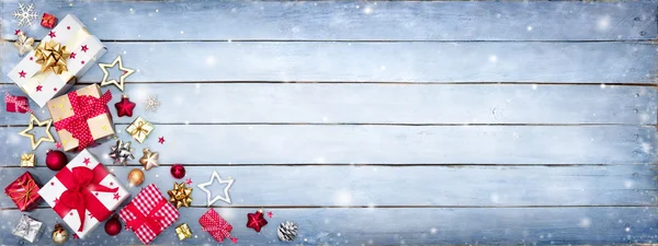 Geschenkdozen op besneeuwde Plank - Kerstmis grens — Stockfoto