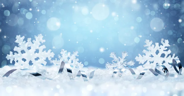 Płatki śniegu i wstążki na śniegu - kartki świąteczne — Zdjęcie stockowe