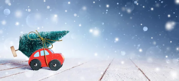 Coche llevando árbol de Navidad con nevada — Foto de Stock