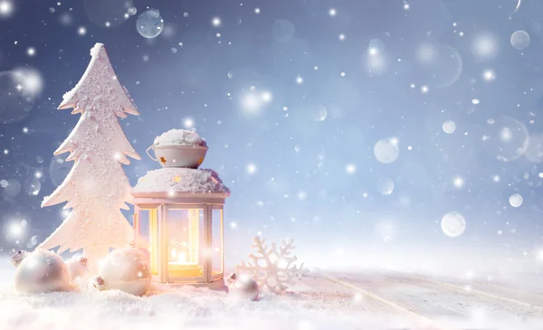 Décoration de Noël blanche avec lanterne sur table enneigée et chutes de neige brillantes — Photo