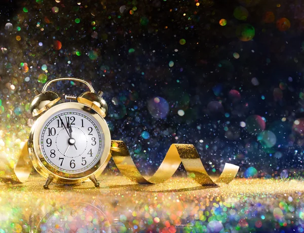 目覚まし時計と紙吹雪で新年のお祝い — ストック写真