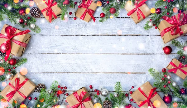 Cajas de regalo con decoración en el marco - Tarjeta de Navidad —  Fotos de Stock