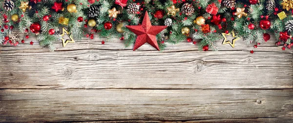Χριστούγεννα κεφαλίδα - σύνορα των υποκαταστημάτων έλατο και στολίδια σε παλιό ξύλο — Φωτογραφία Αρχείου