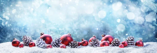 Bolas de Natal nevado e pinhas em cena de inverno — Fotografia de Stock