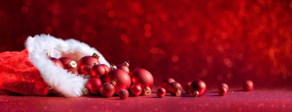 Saco de Natal com bolas vermelhas - Decoração com efeito Bokeh — Fotografia de Stock