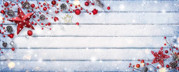 雪の結晶の木製の背景にクリスマス飾り — ストック写真