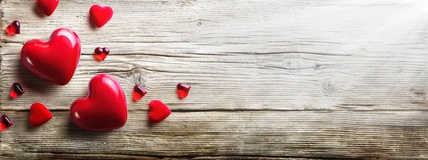 Corazones rojos enamorados en tablón de madera vintage —  Fotos de Stock
