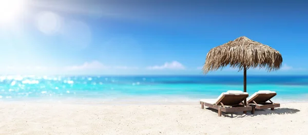 Dos sillas bajo el parasol en la playa tropical —  Fotos de Stock