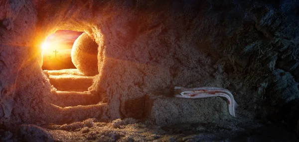 Prázdný hrob s rubáš a ukřižování v Sunrise - vzkříšení Ježíše Krista — Stock fotografie