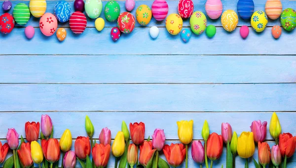 Húsvéti tojás, és a keretben kék táblázat tulipán — Stock Fotó