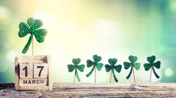St. Patricks Day - Kalender mit grünen Kleeblättern — Stockfoto
