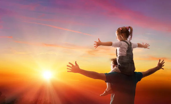 Fathers Day Theme - Daughter With Daddy At Sunset — Stock Photo, Image