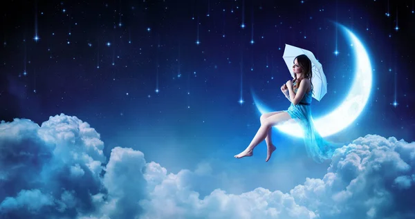 夢幻想夜の月の上に座ってのファッションの女の子 — ストック写真