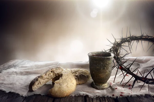 Communion And Passion - Unleavened Bread Chalice Of Wine And Crown Of Thorns — Stock Photo, Image