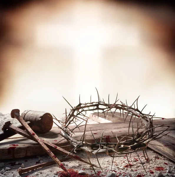 Kruisiging van Jezus Christus - kruis met hamer bloedige nagels en kroon van doornen — Stockfoto