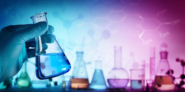 Investigación e innovación - vaso de precipitados con fórmula en laboratorio — Foto de Stock