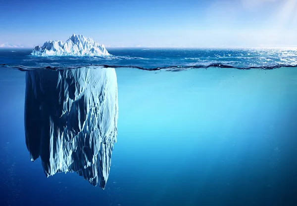 Góra lodowa pływających na morzu - wygląd i globalne ocieplenie koncepcja — Zdjęcie stockowe
