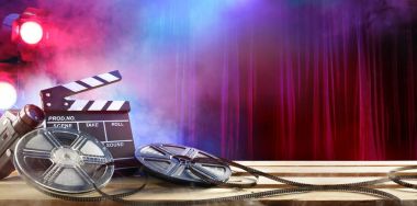 -Film arka plan - Klaket ve Film makaraları içinde tiyatro film