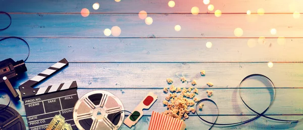 Kinofilm-Hintergrund - Vintage-Effekt - Kamera mit Klappbrett, Tickets, Brötchen, Gläsern und Popcorn — Stockfoto