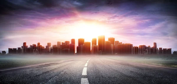 Cityscape günbatımı görünüm yolu - iş kavramı — Stok fotoğraf