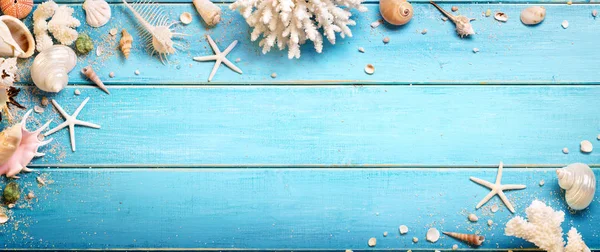 Seashells em fundo de madeira azul - Conceito de praia — Fotografia de Stock