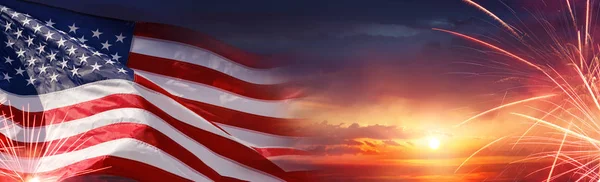 Americká oslava - vlajka Usa a ohňostroj při západu slunce — Stock fotografie
