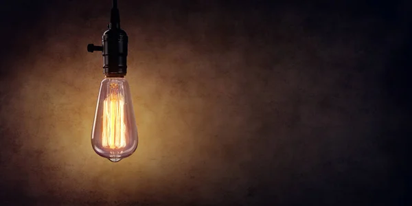 電球の光を暗い壁にぶら下がってヴィンテージ — ストック写真