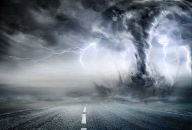 Fırtınalı manzara yolu üzerinde güçlü kasırga