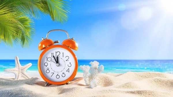 Last Minute - Summertime Concept - Alarm In The Tropical Beach — Stock Photo, Image