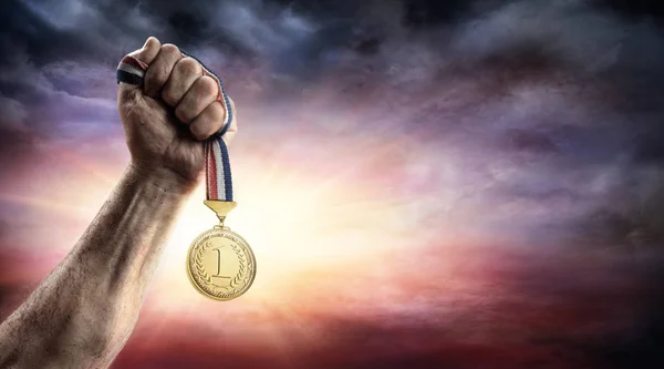 手 - 勝利概念で第 1 位のメダル — ストック写真
