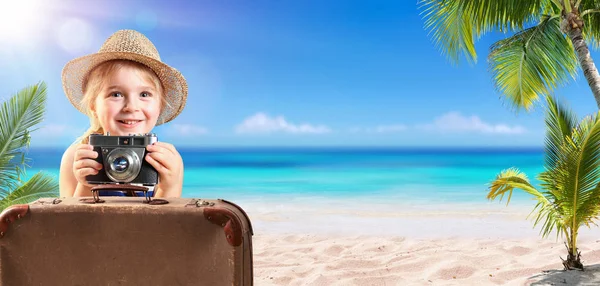 Niño turista con maleta en la playa tropical — Foto de Stock