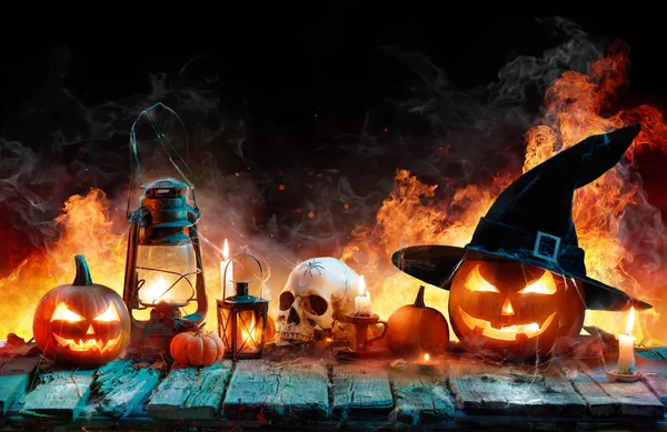 Halloween en flamme - Brûler des citrouilles sur bois — Photo