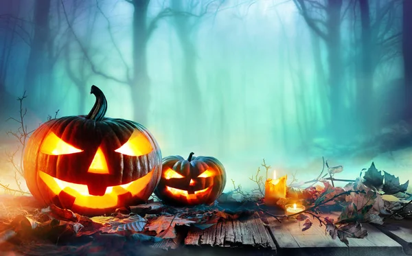 Pumpkins Burning In A Spooky Forest At Night - Halloween Background — Stock Photo, Image