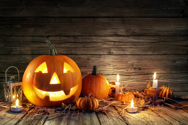 Abóboras de Halloween e velas em madeira — Fotografia de Stock