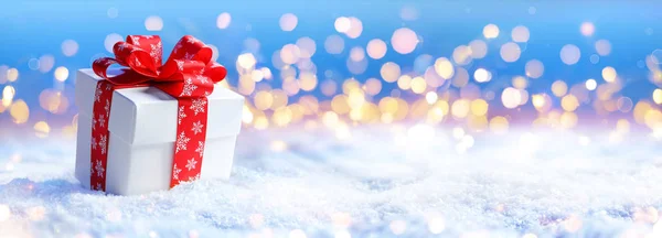 雪のデフォーカス クリスマス ライト — ストック写真