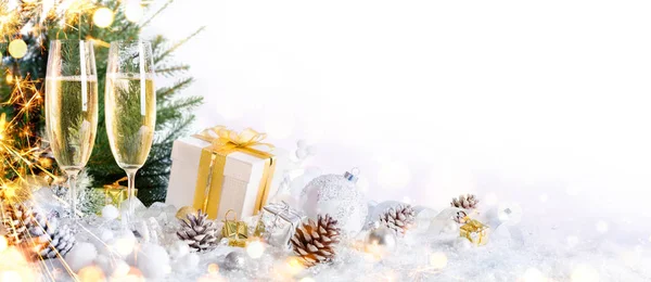 Neujahrsfeier mit Champagner und Weihnachtsdekoration — Stockfoto