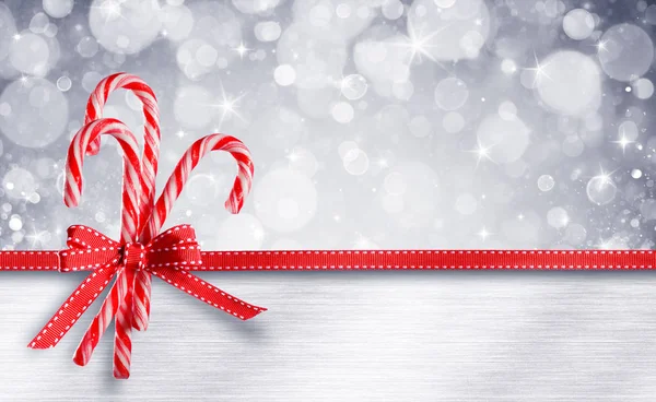 Мила Різдвяна листівка - цукерки тростини з стрічкою — стокове фото