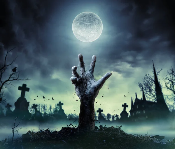 Zombie-Hand erhebt sich aus einem Friedhof — Stockfoto