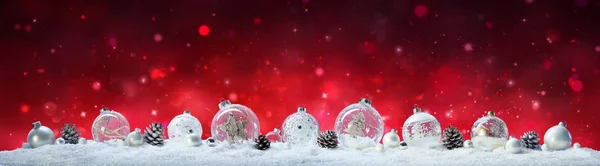 Vánoční nápis - cetky a šišky na sněhu — Stock fotografie
