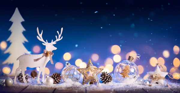 Cartão de Natal - Ornamento nevado com pinheiros e luzes — Fotografia de Stock