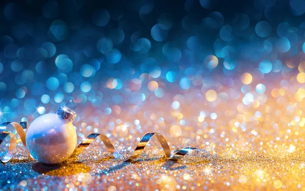 Karácsonyi díszek a Glitter - Bokeh arany kék a labdát és szalagok — Stock Fotó
