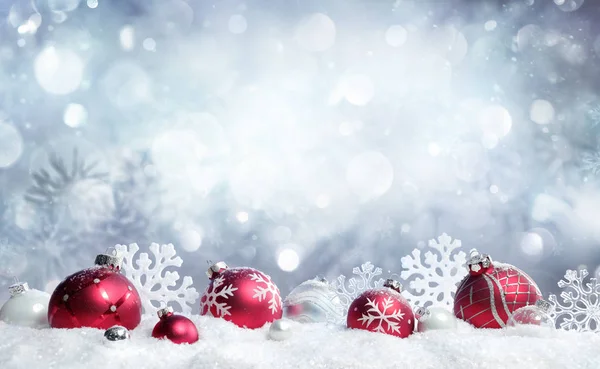 Biglietto di Natale - Palline rosse e fiocchi di neve con nevicate — Foto Stock