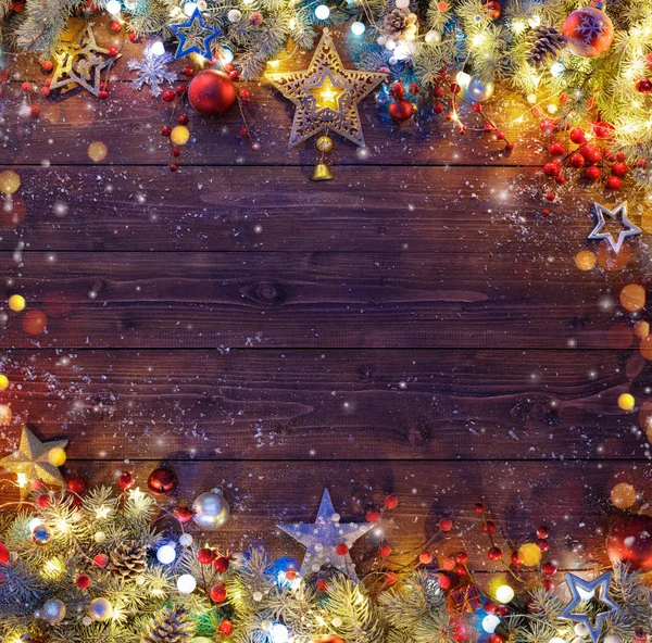 Fondo de Navidad - Ramas de abeto nevado y luces en la mesa oscura — Foto de Stock